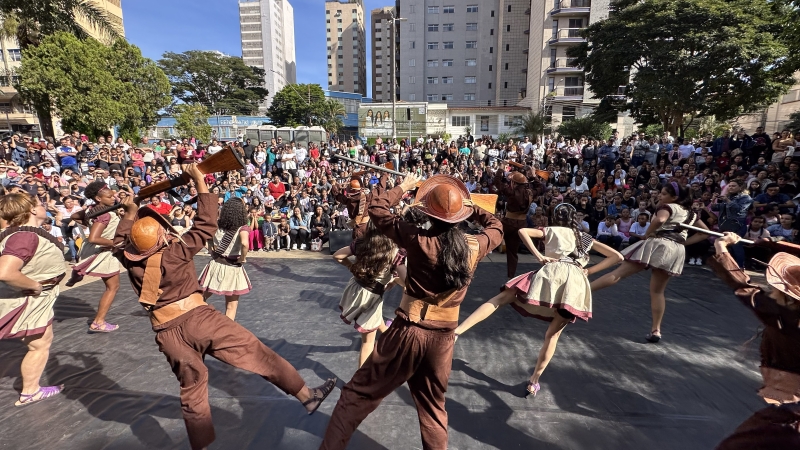 Noticia aula-aberta-promove-conexao-cultural-na-praca-do-santuario