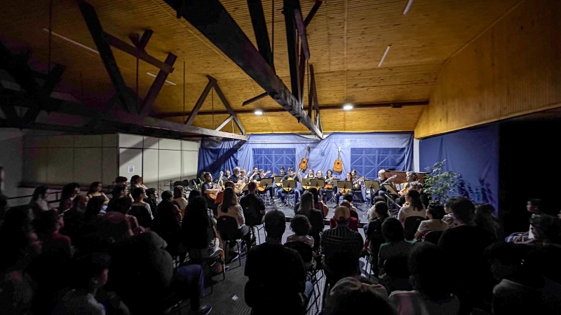 Noticia escola-de-musica-promove-ensaio-aberto-da-orquestra-de-violoes-e-lota