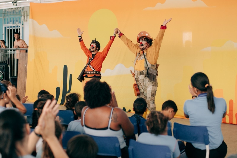 Noticia as-aventuras-de-severino-e-ze-bezerra-e-apresentado-em-duas-escolas