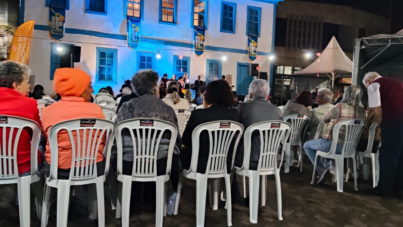 Noticia musica-romantismo-e-cultura-marcam-a-seresta-na-praca-especial-dia-dos